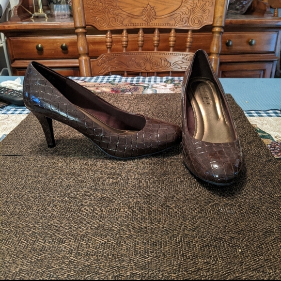 Brown heels with alligator pattern - Picture 4 of 6
